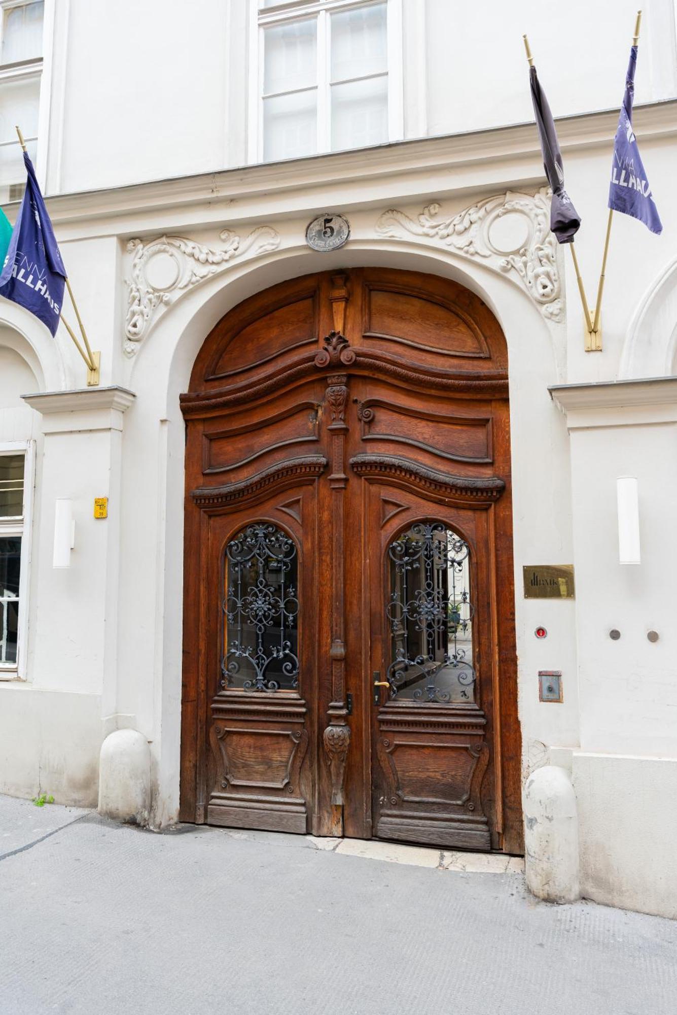 Central Living Apartments - Berggasse Wina Bagian luar foto